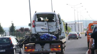 Hafif ticari araca çarpan motosikletli yolun karşısına uçtu: 3 yaralı