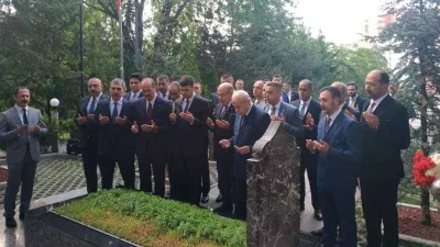 MHP lideri Bahçeli, Türkeş’in kabrini ziyaret etti