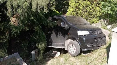 Park halinde freni boşalan araç mezarların üzerine uçtu
