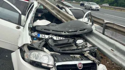Anadolu Otoyolu’nda otomobil bariyerlere ok gibi saplandı: 3 yaralı