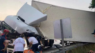 Bariyerlere çarpan tır ters döndü, İzzettin Demir hayatını kaybetti