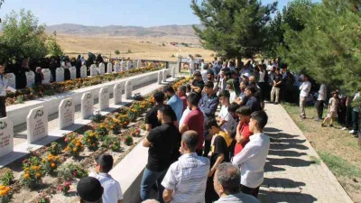 Diyarbakır’da PKK’nın 31 yıl önce katlettiği 2’si çocuk 10 kişi anıldı