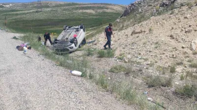 Takla atan araçtan emniyet kemeri sayesinde burunları bile kanamadan çıktılar