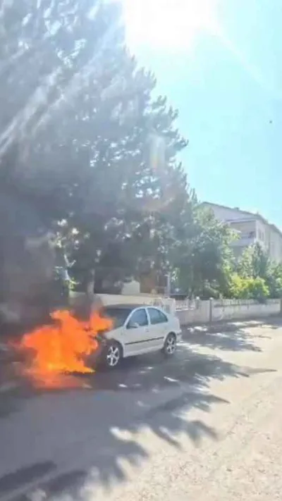 Park halindeki araç alev alev yandı