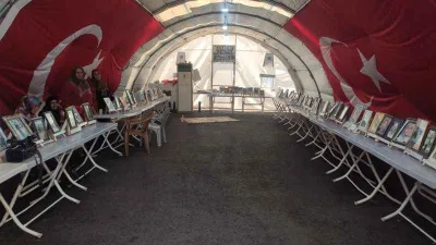 Diyarbakır anneleri sıcak havalara rağmen evlatlarının yolunu gözlüyor