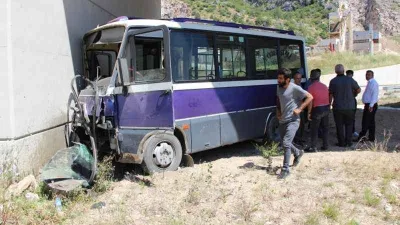 Amasya’da otomobille çarpışan minibüs köprü ayağına daldı: 8 yaralı