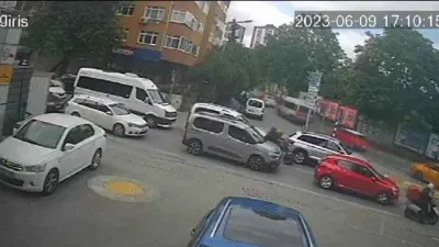 Kadıköy'de kırmızı ışıkta otomobilin camını kırıp çantayı çaldılar