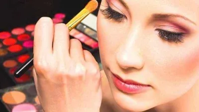 Kozmetik ürünleri göz sağlığına uygun kullannın