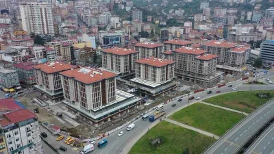 Rize'de kentsel dönüşüm çalışmalarında inşaatında iş yerleri hak sahiplerine teslim ediliyor