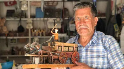 Köy evinin çatısında devlet desteği ile sanat yapıyor