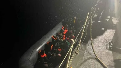 İzmir açıklarında 28 düzensiz göçmen yakalandı