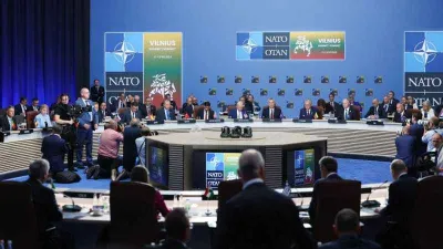 NATO liderleri zirvenin ilk oturumuna katıldı