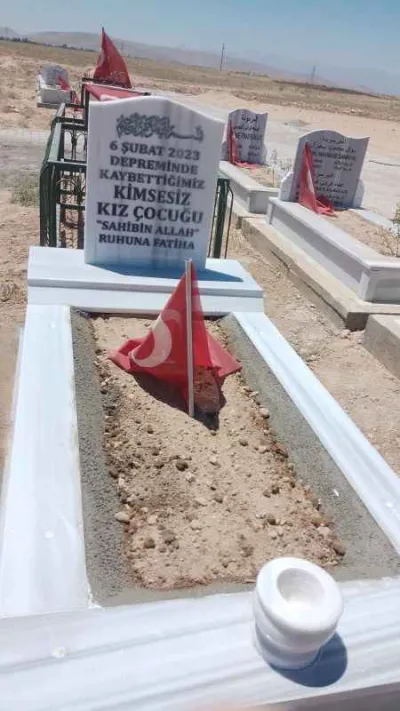 Depremde vefat eden ‘Kimsesiz’ çocuğun mezarını hayırsever yaptırdı