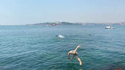 İstanbul'da termometreler 34 dereceyi gördü, vatandaşlar Üsküdar'da denize girdi