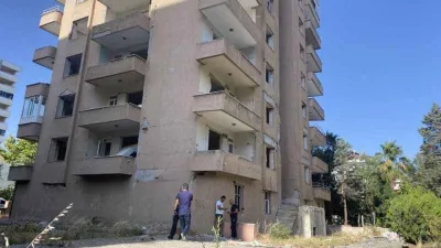 Ağır hasarlı binanın 7’nci katından düşen şahıs öldü