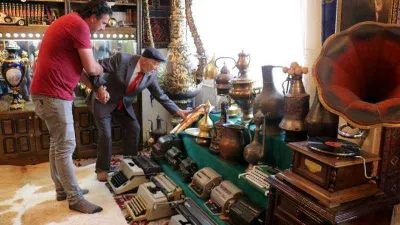 İki katlı evinin üst katını mini müzeye dönüştürdü