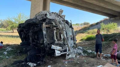 Lastiği patlayan kamyon viyadükten uçtu: 3 yaralı