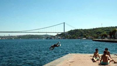 Sıcaktan kavrulan İstanbullular soluğu Boğaz'da aldı