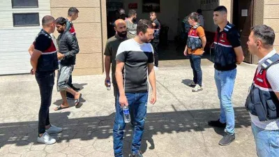 Yasa dışı yollarla ülkeye giren 12 düzensiz göçmen sınır dışı edildi