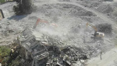 Enkaz kentte Afrika sıcağında zorlu yıkım