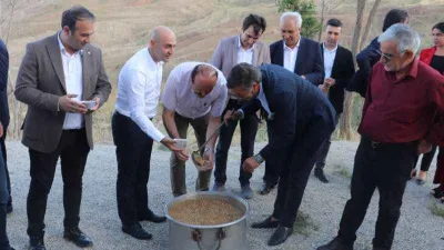 Ağrı Dağı'nın zirvesinde aşure yediler