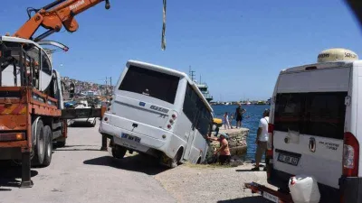 Karavanını park ederken kayalıklara düşürdü