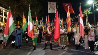 100 ülkenin katıldığı festival Rio Karnavalı'nı aratmadı