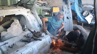 Enkazdan çıkan araçlar ustaların elinde yeniden ekonomiye kazandırılıyor