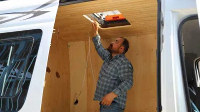 “İşimiz yüzde 100 arttı” Karavan işiyle uğraşan Abidin Can depremin ardından işlerinin yüzde 100 arttığını belirterek, “Burada karavan işiyle uğraşıyoruz. Depremin ardından daha çok talep oldu. İnsanlar deprem sonrası eve girmeye korktuğu için karavanlara