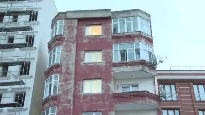 Bağcılar’da iki farklı binanın üst üste konulmuş gibi göründüğü apartman yıkılıyor