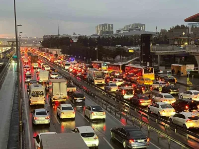 Beklenen yağış başladı, İstanbul'da trafik yoğunlaştı