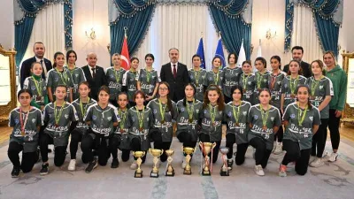 Şampiyon Softball oyuncuları Başkan Aktaş’ı ziyaret etti