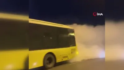İETT otobüsünü gören hayrete düştü: Dumanlar eşliğinde yoluna devam etti