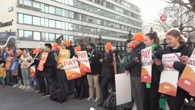 İngiltere'de doktorlar greve gitti, randevular iptal edildi 