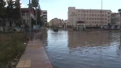 İskenderun'da sokak araları sular altında