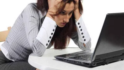 Dirsekler masaya dayanmamalı!