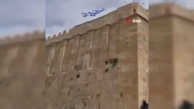 Harem-i İbrahim Camisi’ne İsrail bayrakları asıldı