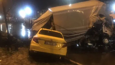 Sultangazi’de kamyon ticari taksinin üstüne devrildi: 3 kişi yaralandı