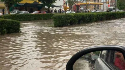 Kayseri'de sağanak yağış: Evleri ve dükkanları su bastı