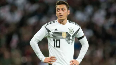 Mesut Özil Almanya’da eleştiri oklarının hedefinde