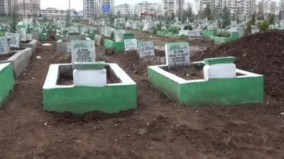 Diyarbakır’da yağmur sonrası depremzedelerin mezarları çöktü, obruklar oluştu