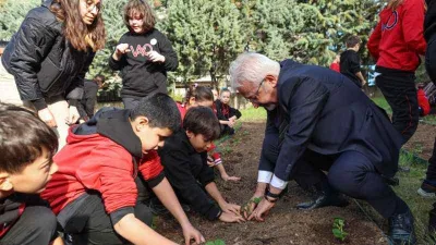 Başkan Erdem, öğrencilerle çilek ekimi yaptı