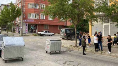 Yolu kapatıp CHP'li belediyeye tepki gösterdiler