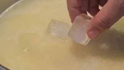 Pirinç pilavını parlatıyormuş; Tencereye 1 tane atınca tane tane de oluyormuş