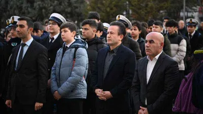 Tuzla'da bayrak töreninde şehitlere saygı duruşu