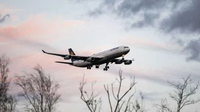 Paris uçağının iniş takımında donmak üzereyken bulundu