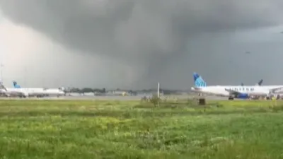 ABD’de havalimanı yakınında hortum: Yüzlerce uçuş iptal