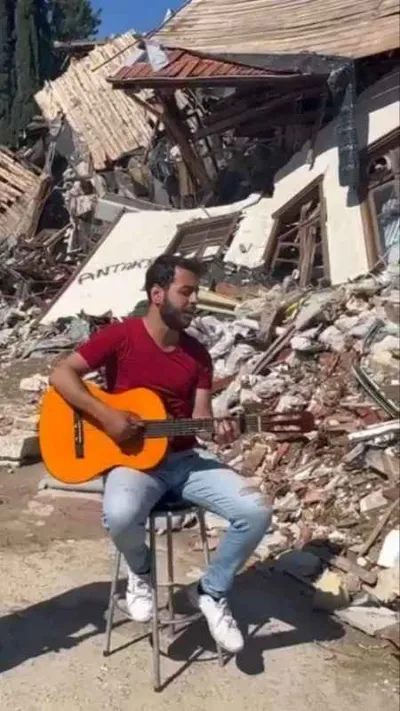 Mert Çalışkan enkazlar arasında sanat yapıyor