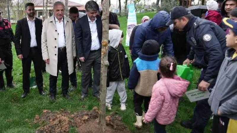 Başkan İsmet Yıldırım şehit çocuklarıyla birlikte ağaç dikti