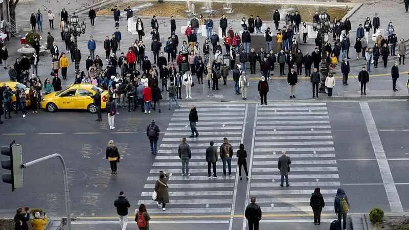9'u 5 geçe vatandaşlar Ata’ya saygı duruşunda bulundu